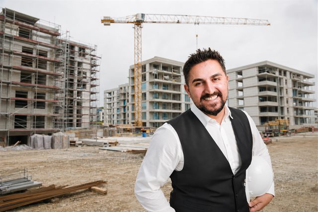 Easyhomes-Berater auf der Baustelle einer realisierten Wohnüberbauung
